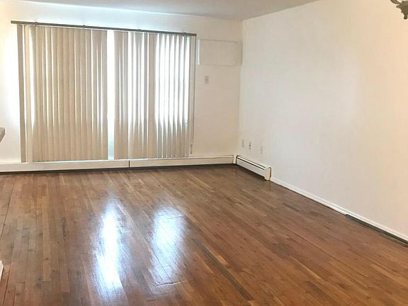 4th image of 1013 Huntington Ave