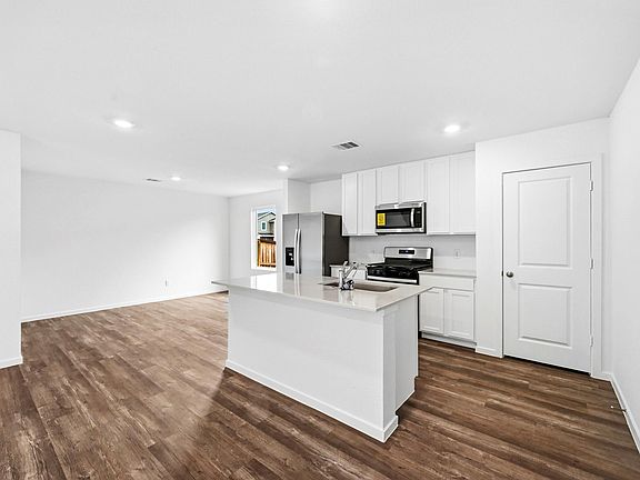 4th image of 40827 Hawthorne Glades St
