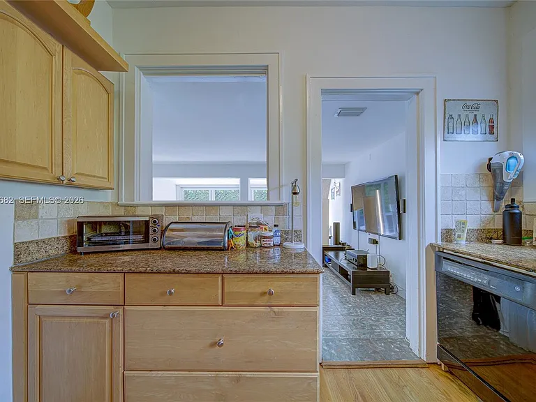 1212 Medina Ave — Photo 15