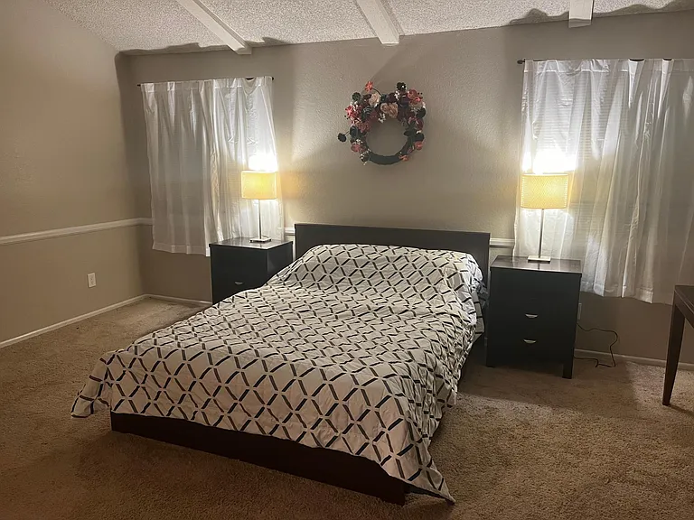 Master bedroom w/en suite bathroom