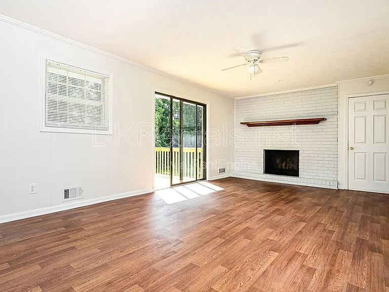 2807 Hickory Ln — Photo 2