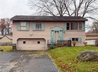 663 Meadowland Dr, Hubbard, OH