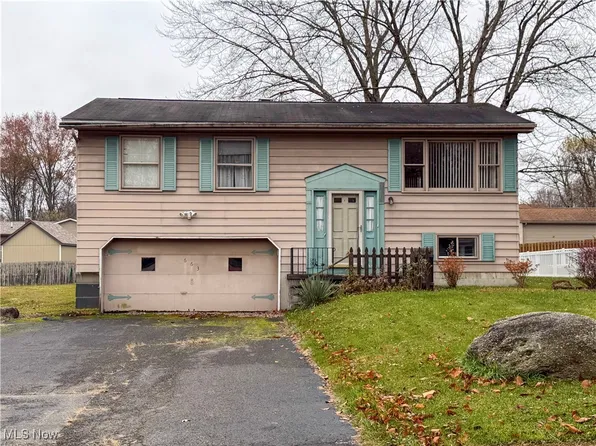663 Meadowland Dr, Hubbard, OH 44425