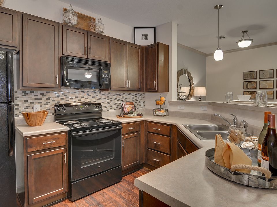 1st image of 120 Lullwater Dr