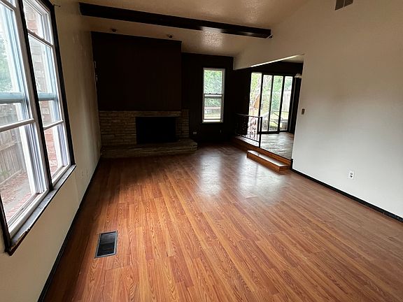 5th image of 208 E Willow Pl