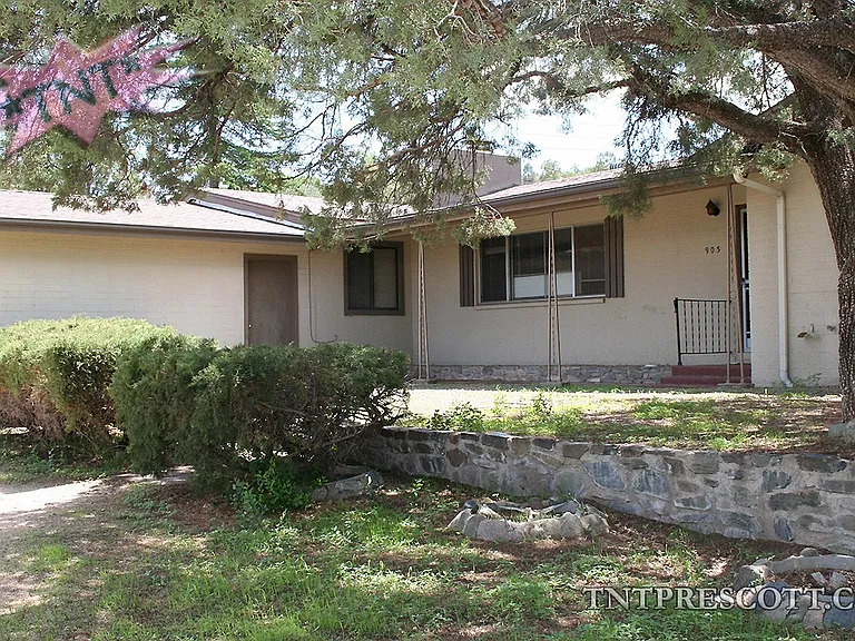 903 Green Ln — Photo 2