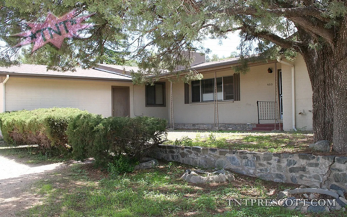Building Photo - 903 Green Ln