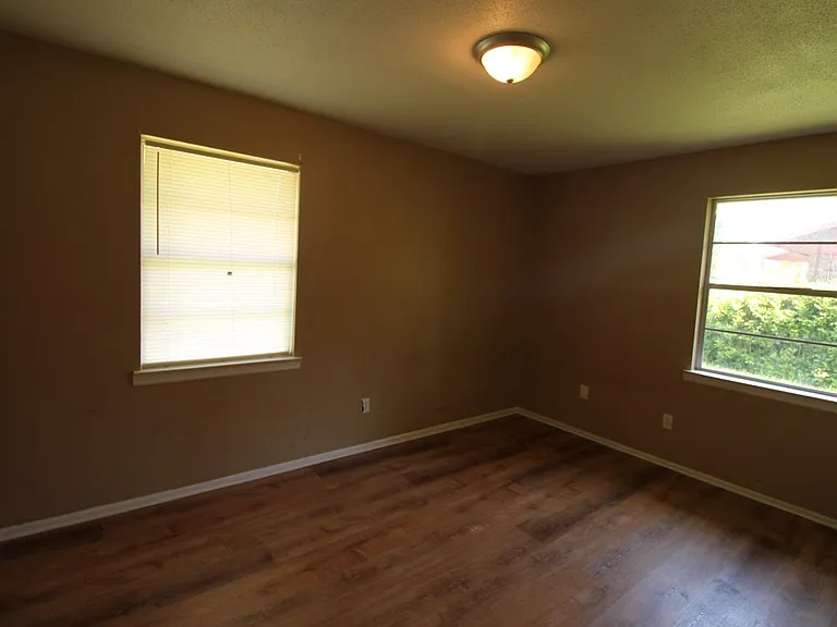 4851 Malabar Dr — Photo 7