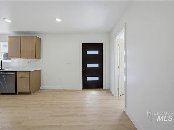 3rd image of 980 N Clithero Dr