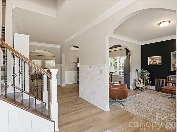 4th image of 1051 Crawford Dr