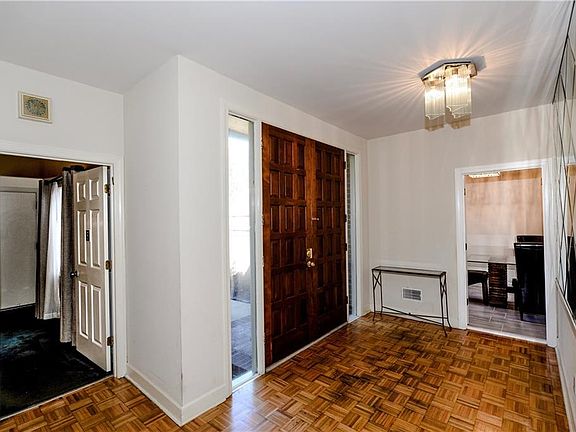 3rd image of 4026 Columns Dr SE