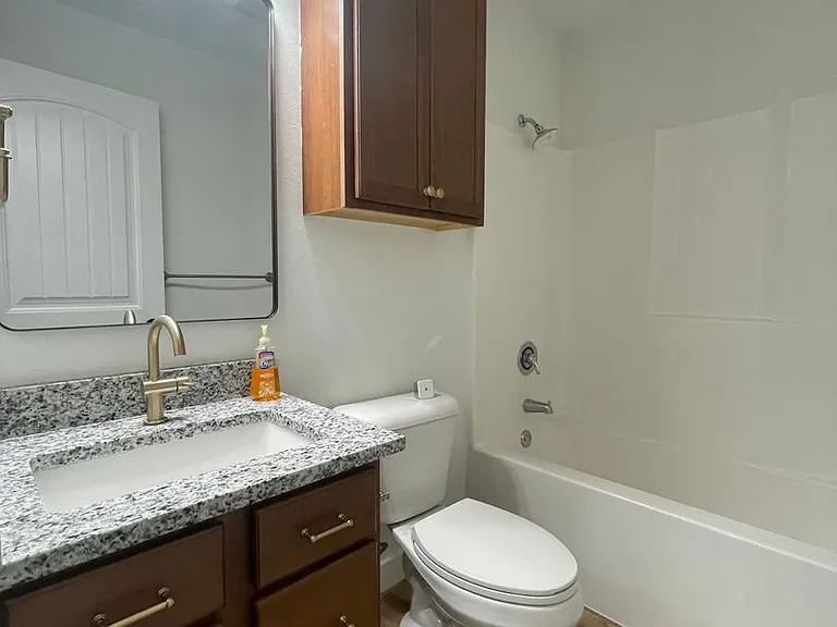 1350-1352 W Kirkwood St — Photo 24