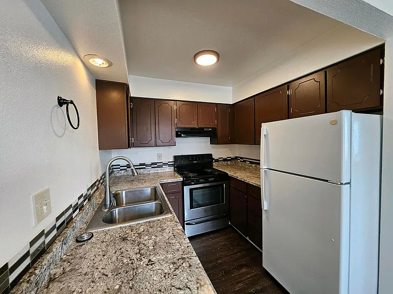 Sunset Apartments — Photo 5