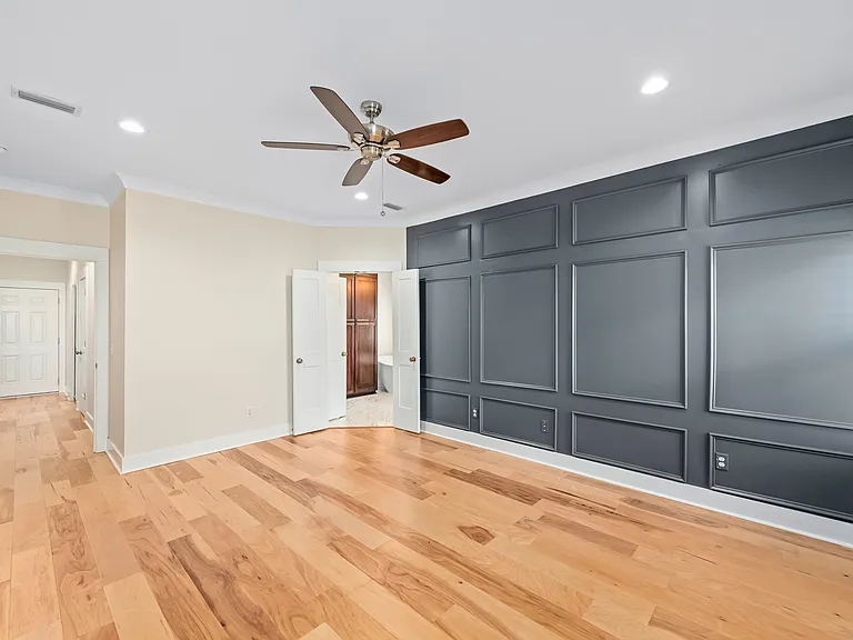 109 Oxford St — Photo 3