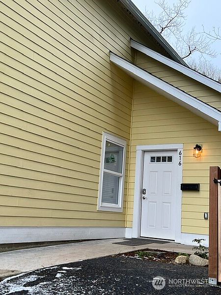3rd image of 618 E Myrtle Street