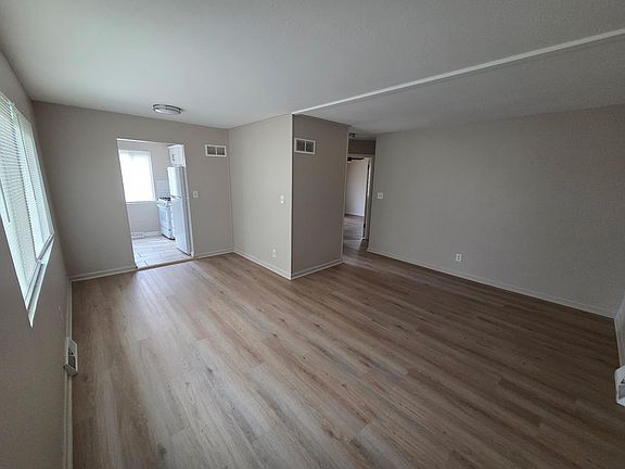 3rd image of 4747 Euclid Ave