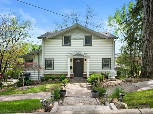 35 W Cottage St, Chagrin Falls, OH 44022
