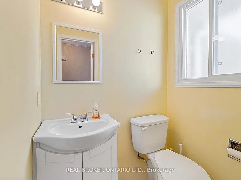 18 Julie Dr — Photo 5