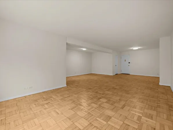 750 Kappock Street image 3 of 17