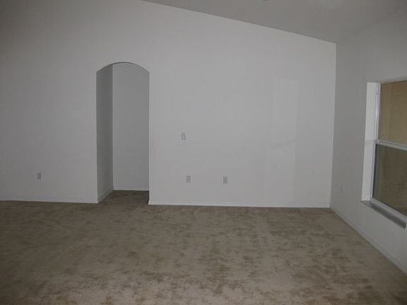5th image of 4250 SW Callicoe St