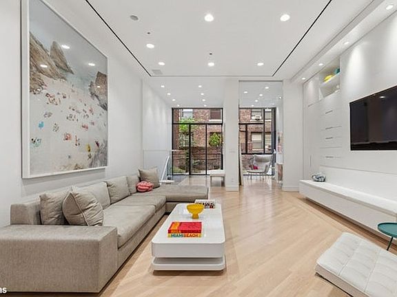 2nd image of 35 W 71st St Fl 1