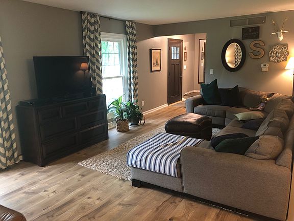 2nd image of 1095 Longfellow Dr
