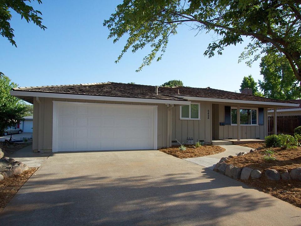 Front of house, large 2-car garage