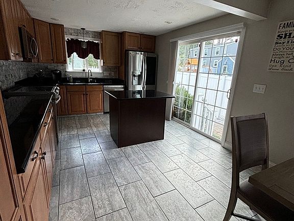 5th image of 46 Algonquin Dr
