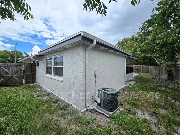 7435 Live Oak Ln — Photo 16