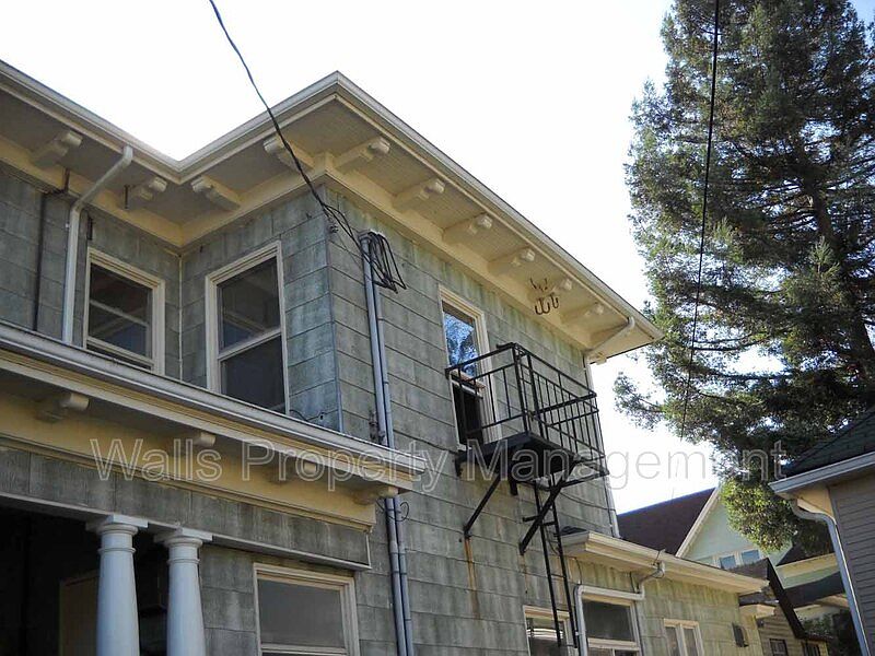 1st image of 4905 Woodland Park Ave N APT 2