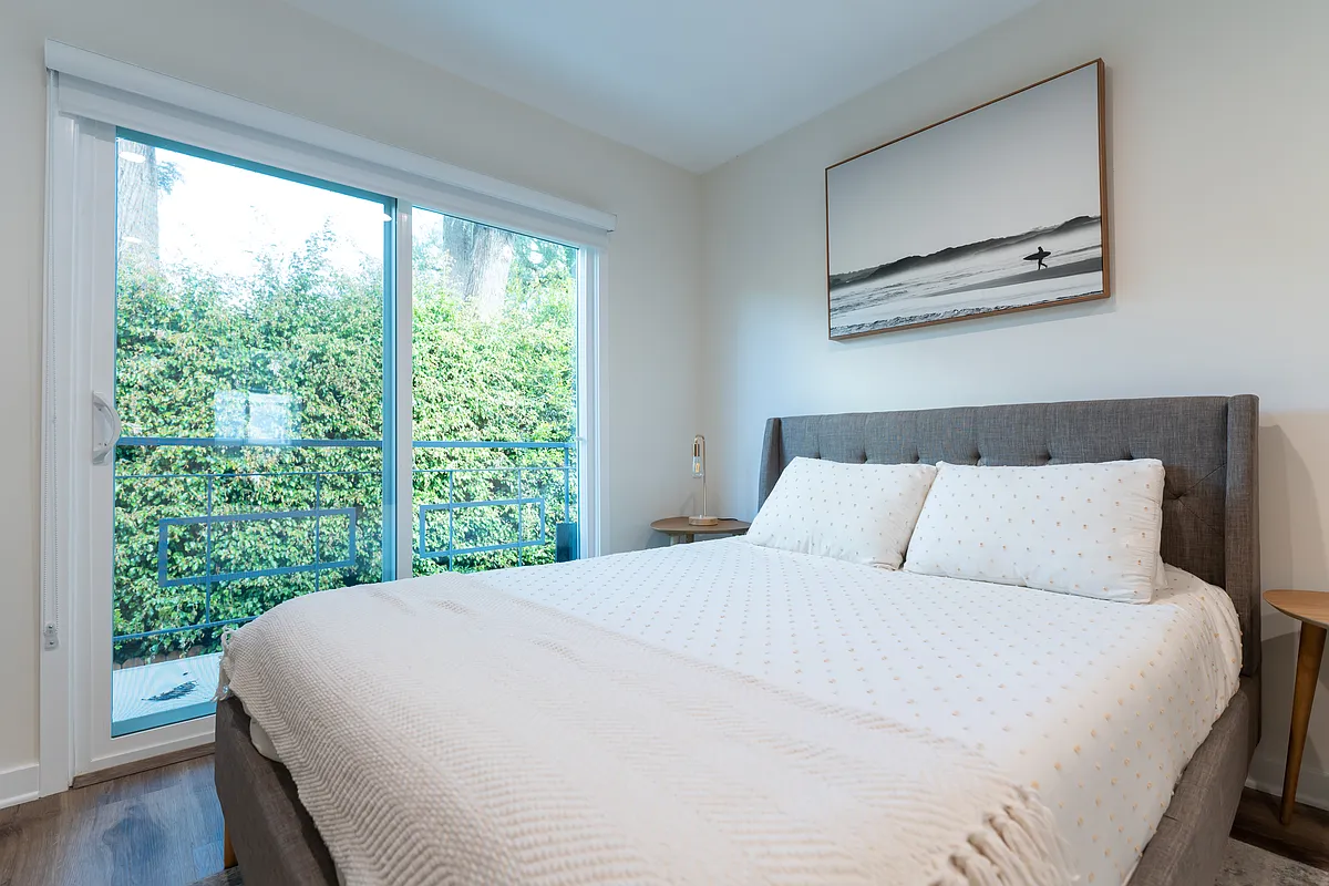 Building Photo - 1020 N Laurel Ave #7