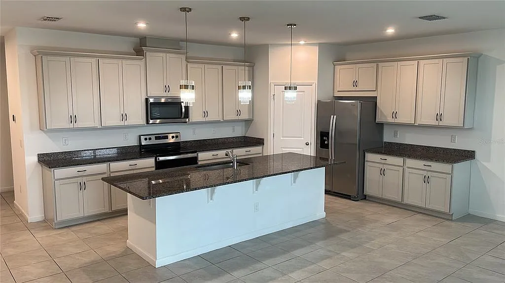4 bed, 3.0 bath, 2206 sqft, $2,600 — Photo 2