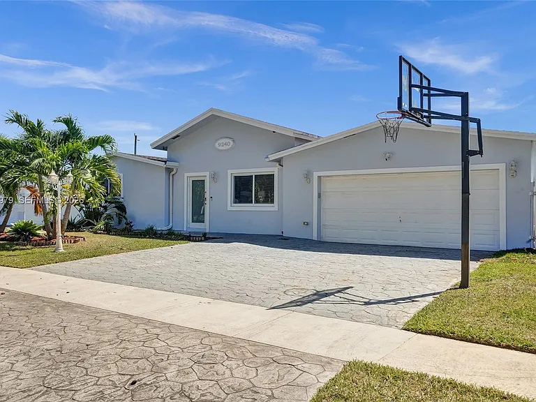 9240 SW 54th St — Photo 35