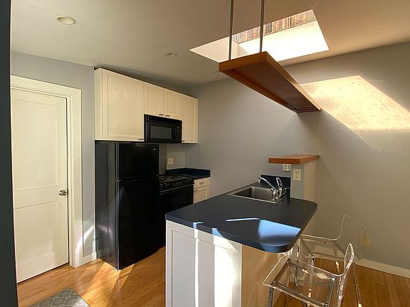 2nd image of 1142A Guerrero St #1142A