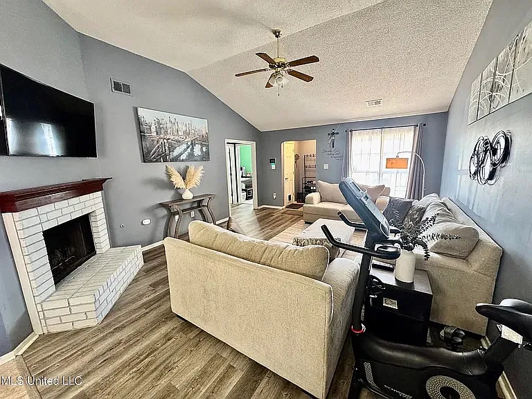 3 bed, 1445 sqft, $2,200 — Photo 2
