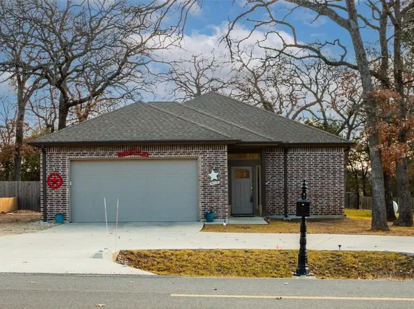 205 Comanche Dr, Lake Kiowa, TX 76240