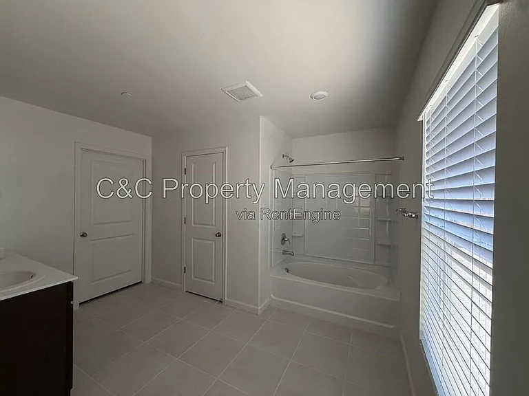 2208 S Helm Ave — Photo 11