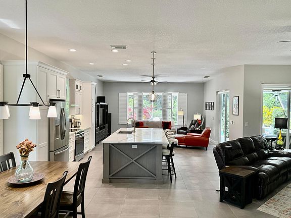 5th image of 404 NE Ginger Lily Place