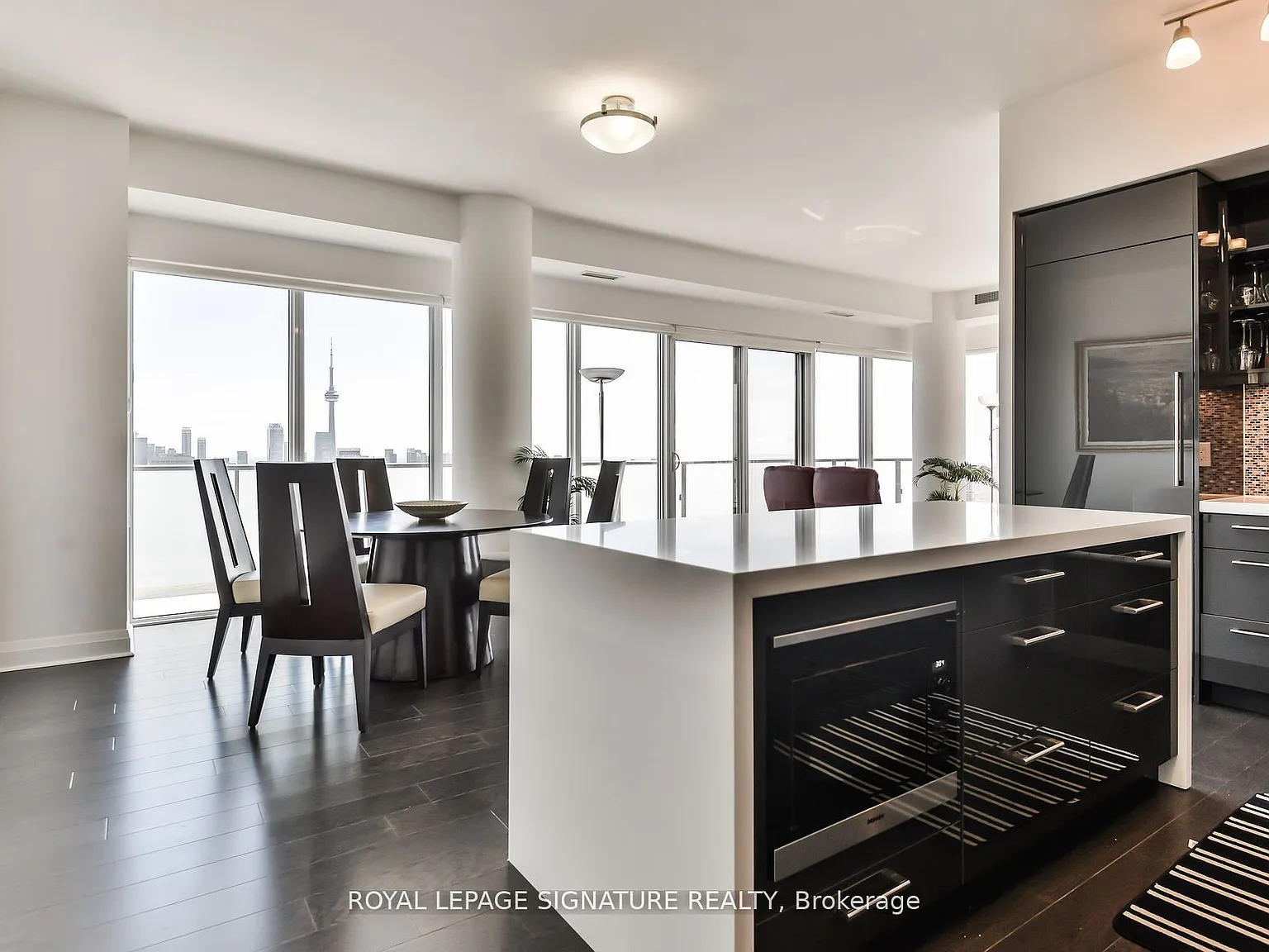 U Condominium — Photo 4