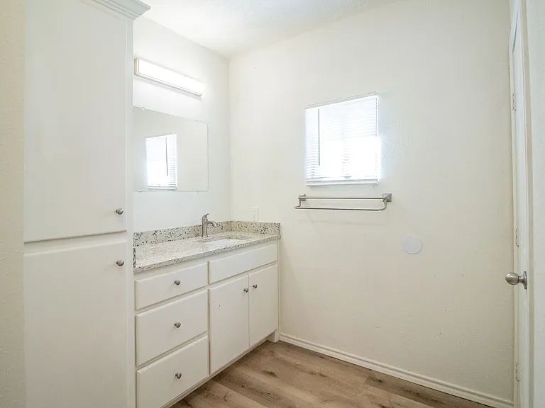 950 W Lynn St — Photo 16