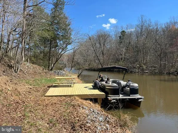 1242 N Lakeshore Dr, Louisa, VA 23093