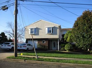 353 43rd St, Lindenhurst, NY 11757