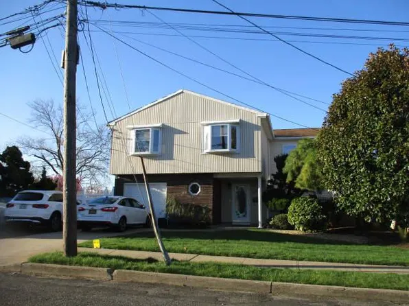 353 43rd St, Lindenhurst, NY 11757