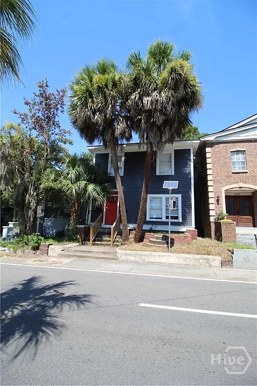 4 bed, 2.0 bath, 1300 sqft, $2,400 — Photo 2