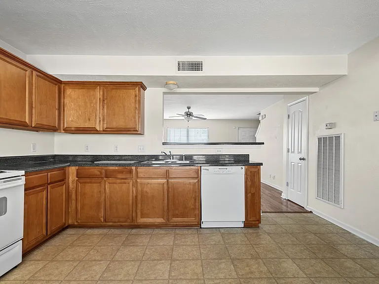 426 Arapaho Dr — Photo 17