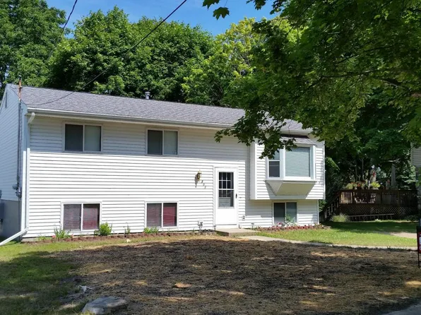 301 Stadium Dr, Middleville, MI 49333