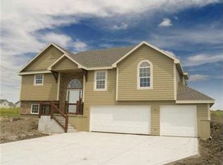 15225 Sycamore St, Basehor, KS 66007