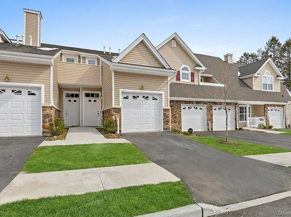 4 Steven Circle #4, Dix Hills, NY 11746