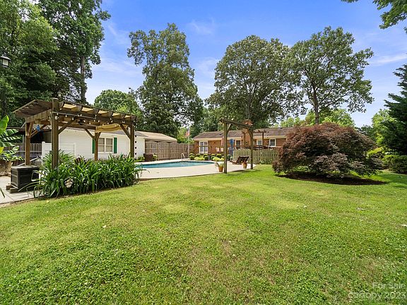 4th image of 8906 Wedgewood Dr