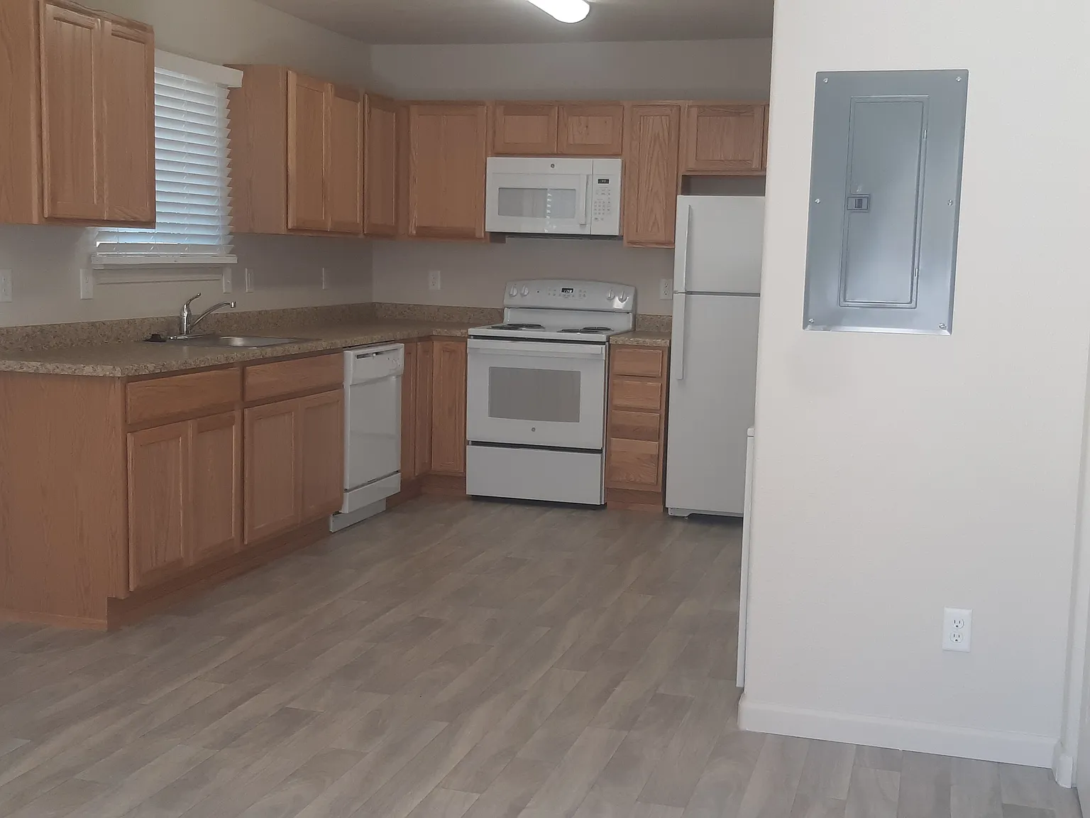 Studio, $900 — Photo 2